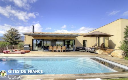 Gite n&deg;28143 Sainte lucie de porto vecchio - Corse - Gite &agrave; Sainte Lucie de Porto-Vecchio, Corse du Sud, Labellis&eacute; G&icirc;tes de France : la villa et la piscine
