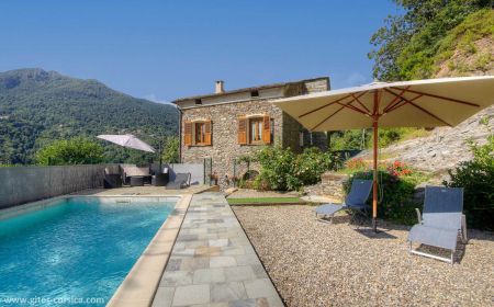 Gîte à Ortale, Côte orientale, Haute-Corse, labellisé Gîtes de France : la piscine et le gîte Gite n°59531 Ortale - Corse - Gîte à Ortale, Côte orientale, Haute-Corse, labellisé Gîtes de France : la piscine et le gîte